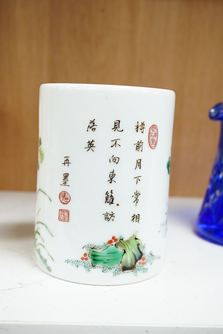 A Chinese famille verte cylindrical brush pot, decorated with birds and flowers, 13cm high